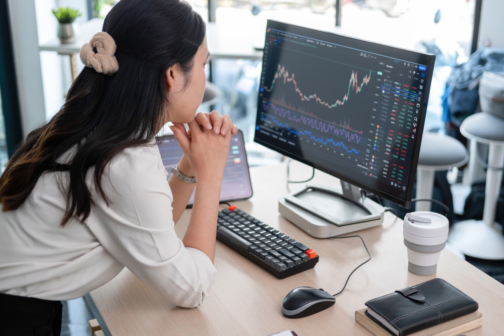 business-woman-sitting-on-her-working-studying-user-intent-lead-generation